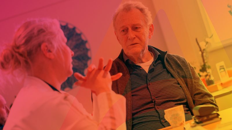 Twee deelnemers in gesprek tijdens een bijeenkomst van de adviesraad