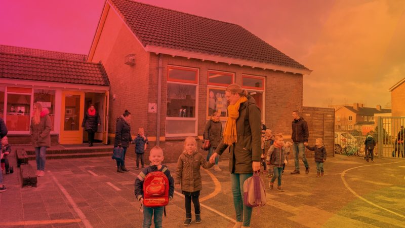 Kinderen en ouders bij een schoolplein